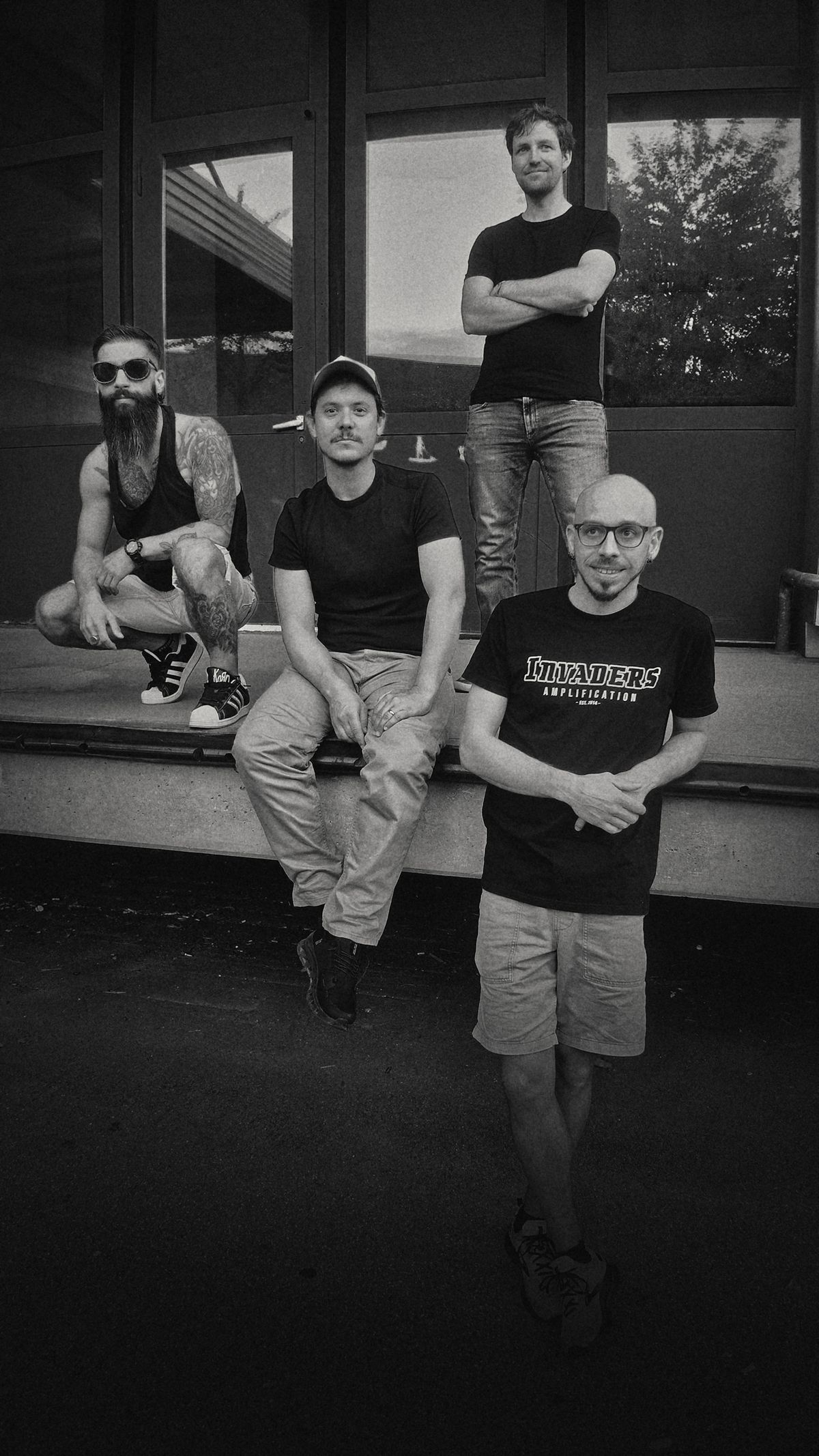 Ōwashi : Cyril, Fab, Olivier et Romain devant une façade vitrée